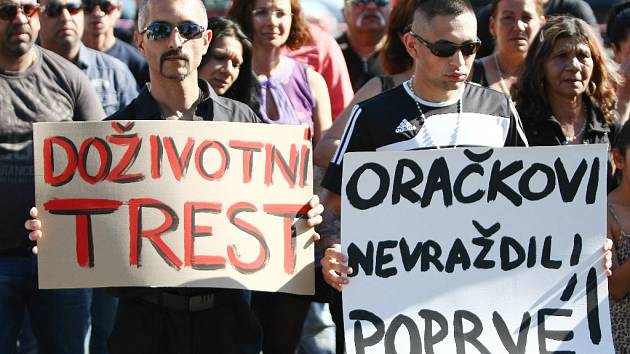 Loňská demonstrace v Novém Boru žádající přísný trest za ubodání mladé ženy.