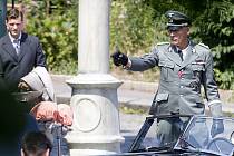 Herec Detlef Bothe, který ve filmu Anthropoid ztvárnil protektora Heydricha, s odznaky od mosteckého modeláře Jiřího Horáka.