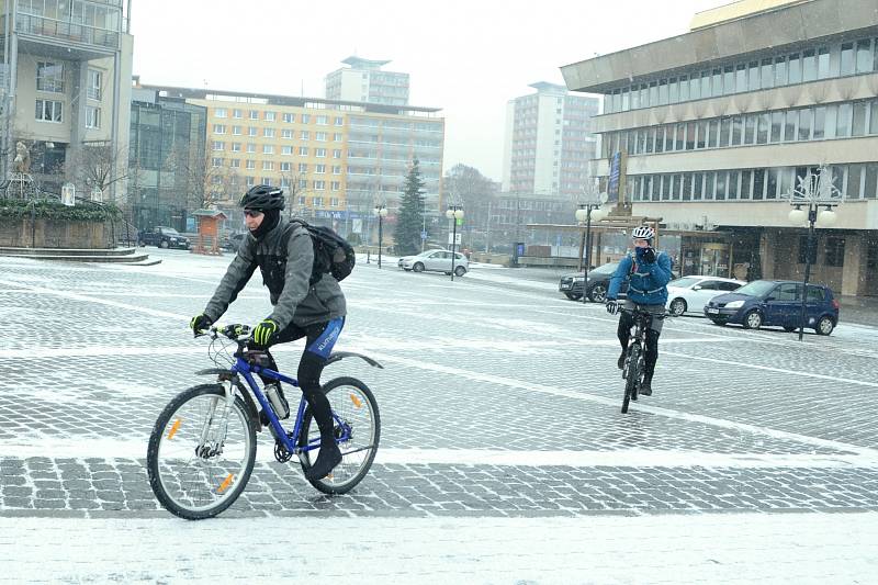 Tradiční novoroční cyklistická jízda v Mostě neměla letos hromadný start. Nadšenci vyjížděli z 1. náměstí postupně mezi 10. a 15. hodinou.