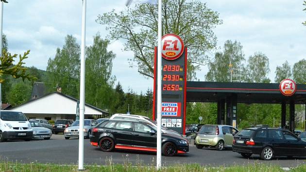 V létě většinou letí ceny pohonných hmot nahoru. Každopádně z pohledu našich sousedů v Sasku je náš benzin pořád levnější, a tak jsou hlavně o víkendu na hraničních čerpacích stanicích fronty. Náš snímek je z Brandova.