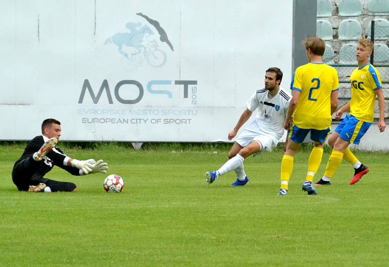 Zápas FK Baník Most-Souš (v bílém) versus Teplice U19.