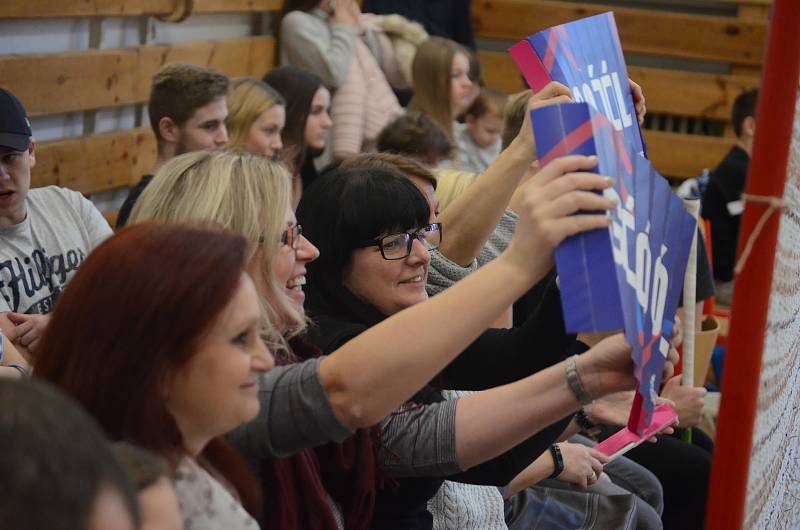 Vánoční charitní florbalový turnaj v tělocvičně mosteckého gymnázia.