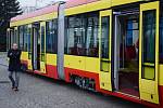 Do dopravního podniku v Mostě přivezli novou tramvaj. Odstartovala tak velká modernizace MHD, která zahrne řadu inovací a hodnotou se možná přiblíží k miliardě korun.