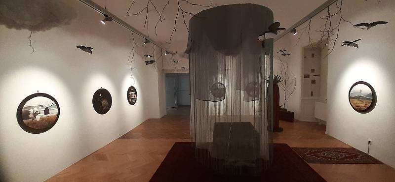 Eliška Podzimková instalovala na Zámku Valdštejnů interaktivní výstavu Malý princ. Lidé mohou s pomocí mobilu animovat ilustrace na zdi.