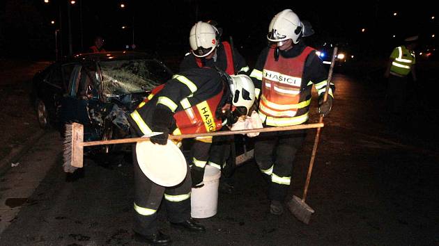 Hromadná nehoda tří aut u mosteckého koupaliště