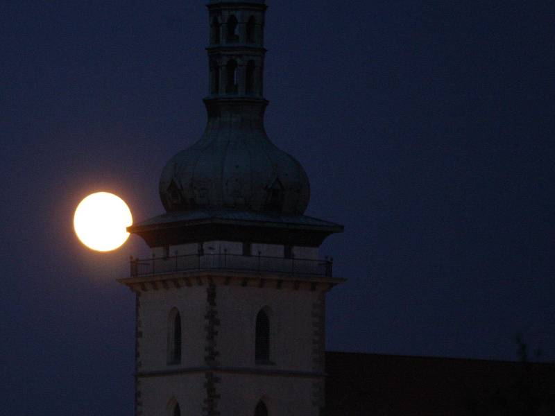 Měsíc v úplňku nad věží přesunutého kostela