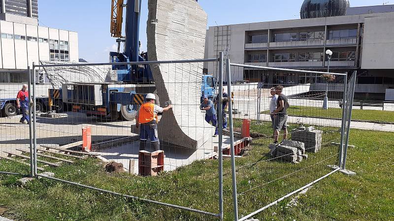 V centru Mostu u Repre začala instalace hornického památníku.