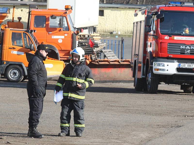 Policisté zasahují v areálu firmy Komunální servis v Litvínově, kde sídlí i technické služby.