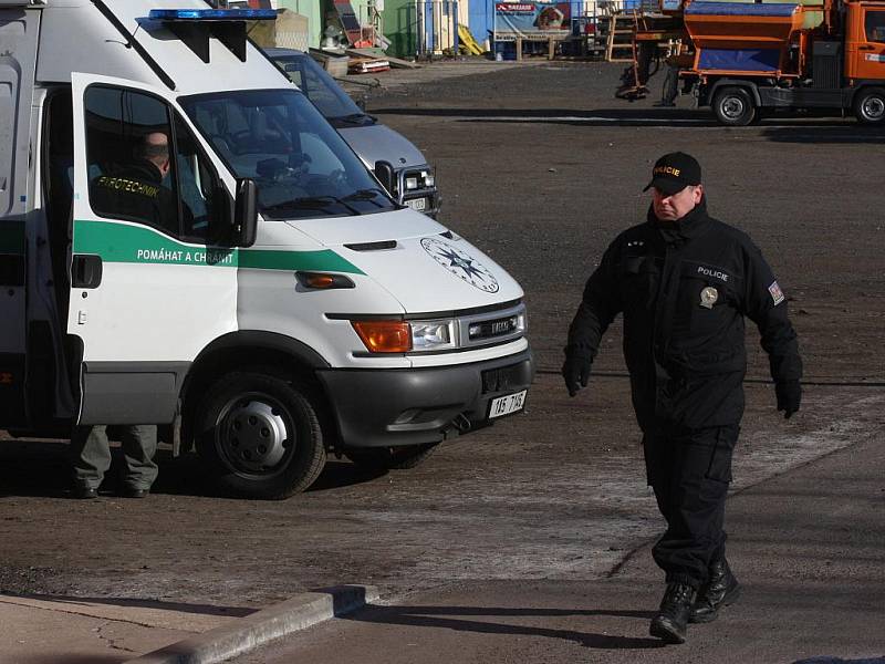 Policisté zasahují v areálu firmy Komunální servis v Litvínově, kde sídlí i technické služby.