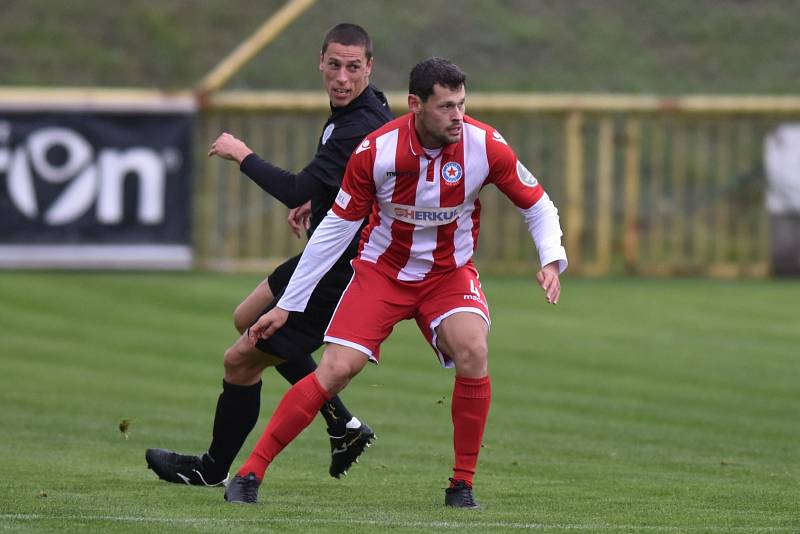 Severočeské divizní derby mezi domácí Souší (v červeném) a Chomutovem.