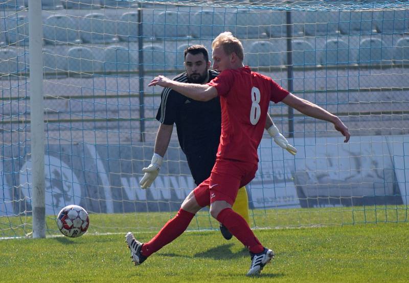 Mostecký fotbalový klub (v pruhovaném) podlehl doma Ostrovu po penaltách 3:4.