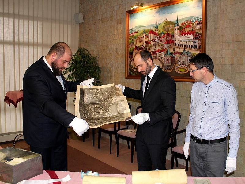 Otevření schránky se chopili ředitel muzea Michal Soukup (vlevo), mostecký primátor Jan Paparega (uprostřed) a ředitel archivu Martin Myšička (vpravo).