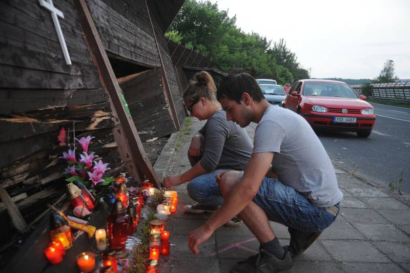 Ve večerních hodinách lidé nosili svíčky na místo havárie děvčat v přímém přenosu.