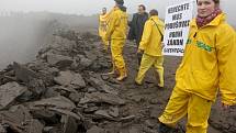 Aktivisté Greenpeace protestují proti těžbě uhlí.