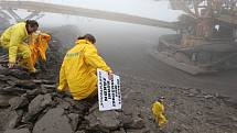 Aktivisté Greenpeace protestují proti těžbě uhlí.