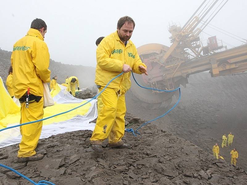 Aktivisté Greenpeace protestují proti těžbě uhlí.