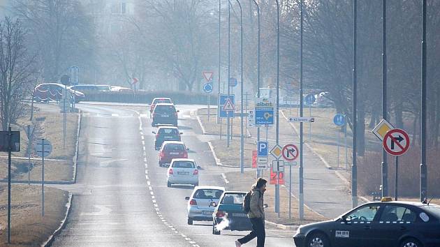 Smog v ulicích Mostu.