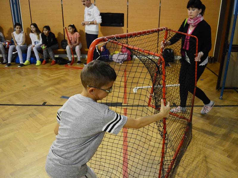 Děti v Chánově začaly hrát po škole florbal a zlepšují se jim známky a chování. Trénuje je bývalý fotbalista a sportovní nadšenec Míra Potužák z Mostu