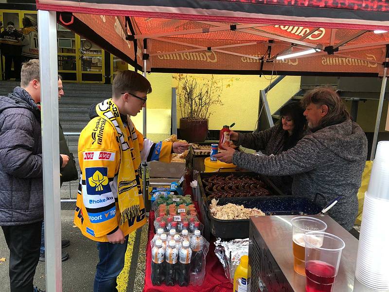 Na hokeji v Litvínově si požitkáři přijdou na své. Výběr jídla a pití mají bohatý.