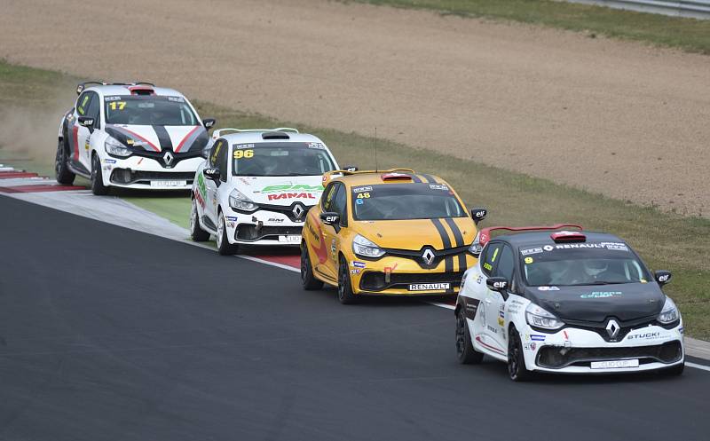 Nedělní deštivé závody na mosteckém autodromu.