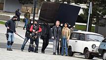 Natáčení britského seriálu Extinction v Mostě skončilo o víkendu. Na snímku herec Lukas Loughran a herečka Anjli Mohindra.