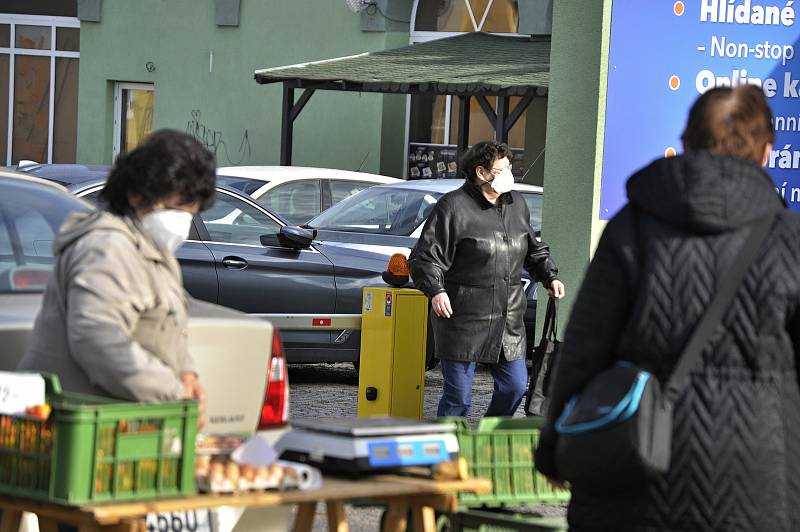 Tržnice u Kosmosu v sobotu ráno 24. dubna.