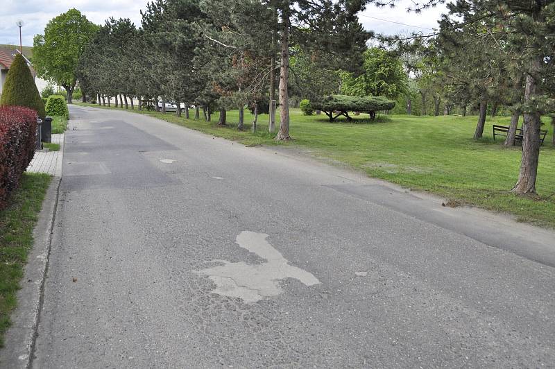 Víska Polerady u Mostu a její okolí. Tady se bude opravovat silnice.