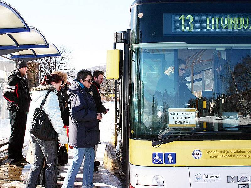 Lidé nastupují do autobusu v Janově. 