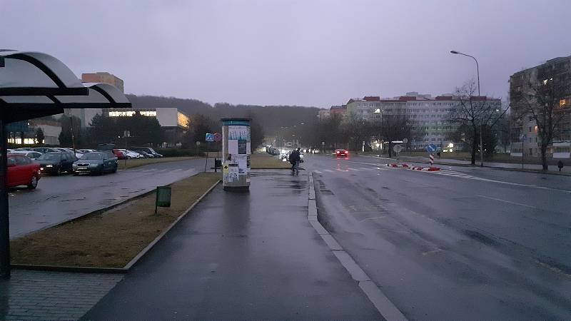 Ulice Moskevská projde letos dopravní úpravou se změnou parkování i přestavbou zastávek MHD nad knihovnou.