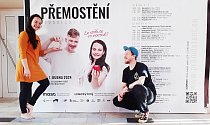 Členové organizačního týmu Barbora Gréeová a Pavel Skála u programu divadelního festivalu PřeMostění v mostecké ZUŠ F. L. Gassmanna ve středu 3. dubna.