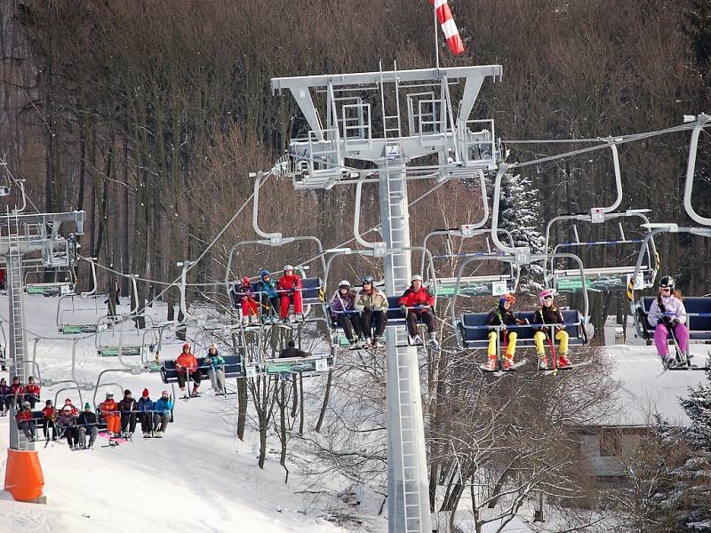 Středisko Klíny je v sezoně oblíbeným cílem milovníků zimních sportů. Archivní foto