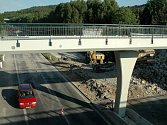 Silnice I/13 v Mostě je otevřená po demolici starého mostu.