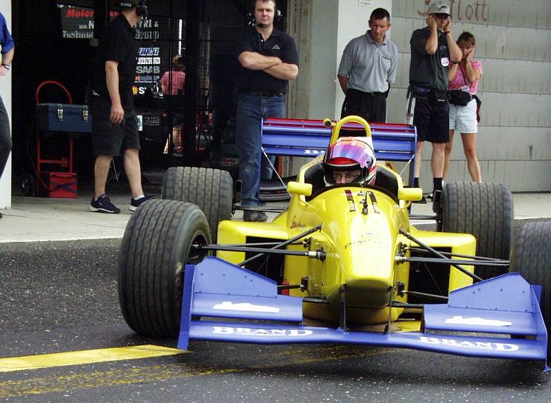 Tragická nehoda před dvaceti lety v Mostě přerušila závod ostrých historických F1. Zahynul pilot Careca.