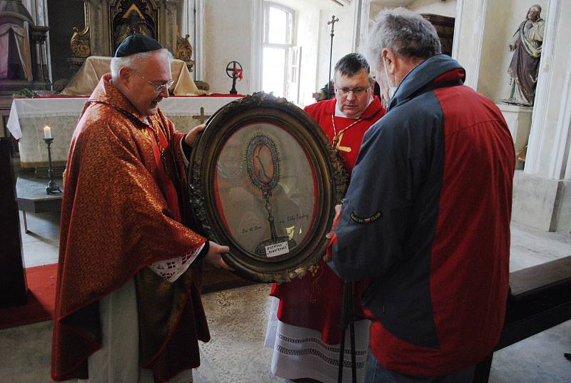 Poutní mše svatá na zámku Jezeří, v kapli Panny Marie Bolestné, kterou celebroval Martin Davídek, generální vikář litoměřické diecéze.