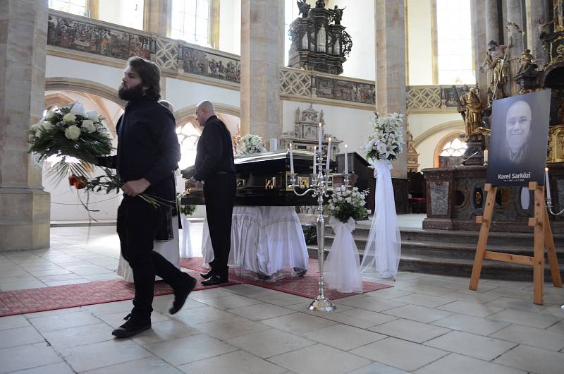 V přesunutém kostele Nanebevzetí Panny Marie v Mostě se lidé rozloučili s tanečníkem a choreografem Karlem Sarközim