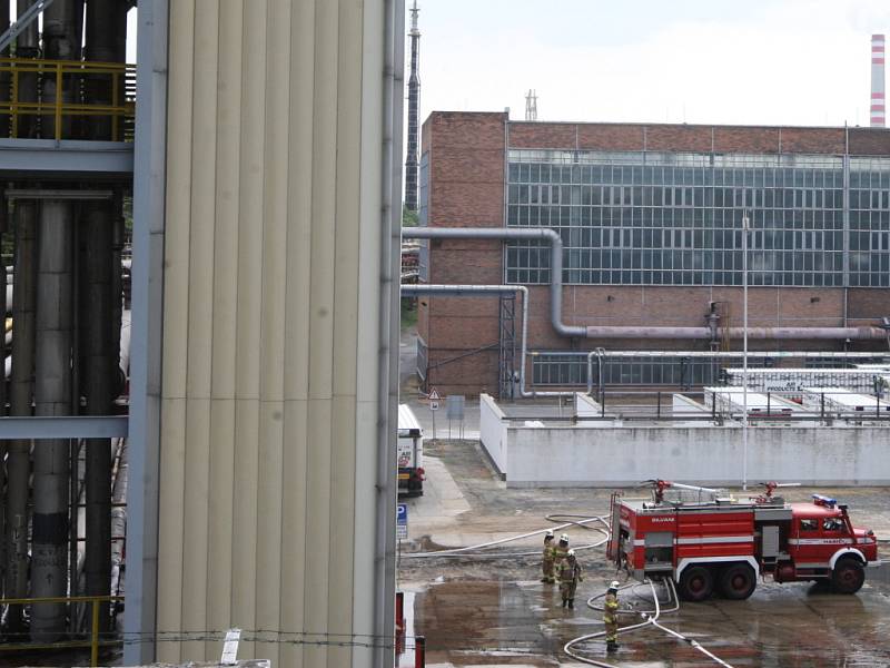 Exploze a požár potrubí s vodíkem v chemičce v Záluží.