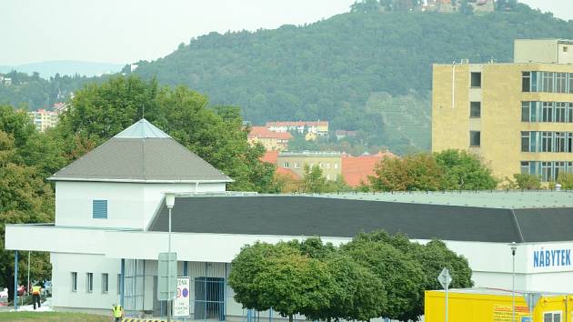 Lidl vzniká za finančním úřadem, v bývalé prodejně nábytku mezi hlavní poštou a hotelem Cascade.