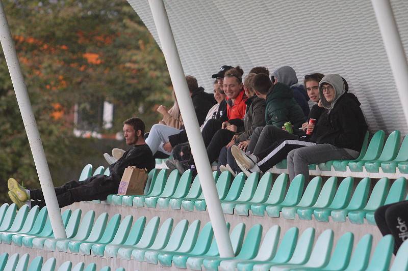 V okresním přeboru vyhrál Litvínov (v žluto-černé kombinaci) v Braňanech 8:0