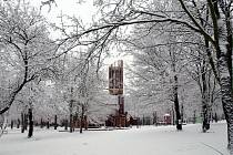 Mostecký park Šibeník pod čerstvou sněhovou peřinou.