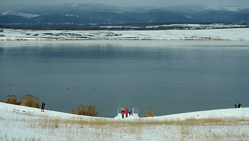 Jezero Most v sobotu odpoledne 13. února 2021.