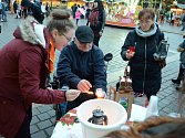 V neděli 23. prosince skončily na 1. náměstí v Mostě Vánoční trhy. Vystoupili na něm například youtuberka Mína a Martin Rufer Quartet. Návštěvníci si vyzkoušeli lití olova a ochutnali svařák, trdelník a další dobroty. Skauti na náměstí předávali betlémské