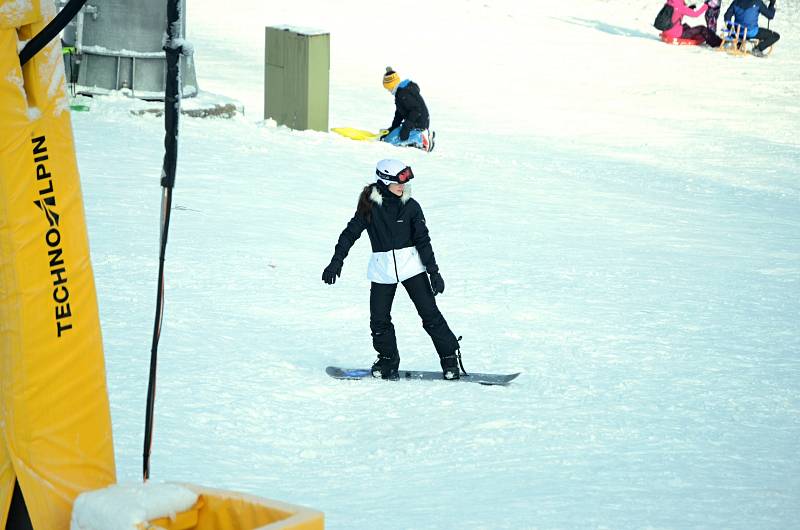 Sjezdovku na Klínech v Krušných horách ve středu 30. prosince opět využili rekreanti z různých regionů