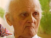 Právník Josef Schleger ze Vtelna, ve své době nejstarší Mostečan, zemřel ve věku nedožitých 103 let v roce 2015. Snímek je z oslavy v roce 2012, kdy měl 100 let. 