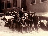 Francouzští váleční zajatci v zimě roku 1941 v Hoře Svaté Kateřiny, kdy pracovali ve zdejší firmě Walter. Antonin Mellet stojí druhý zprava.
