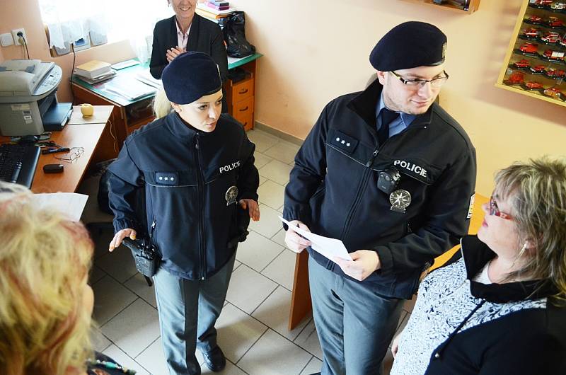 Volby v Mostě v pátek 20. října. Policie kontroluje volební místnost v Rudolicích v Mostě. Je to standardní záležitost. Místnost je požární zbrojnicí.