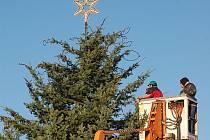 Zdobení vánočního stromu na 1. náměstí v Mostě v roce 2009. 