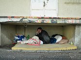 54letý bezdomovec Zbyněk žije s dalšími tuláky pod rampou mosteckého obchodního střediska Obzor.