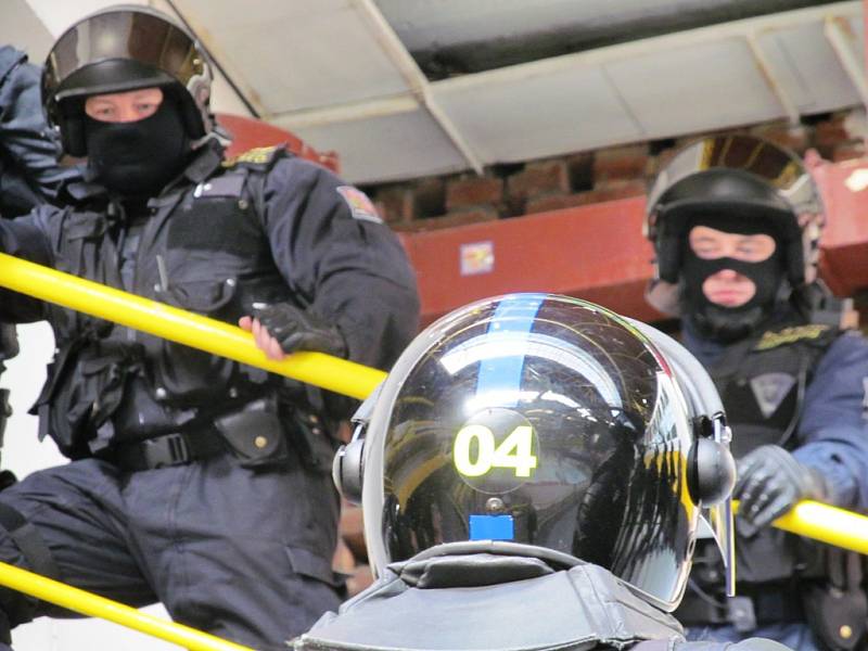 Policisté na litvínovském zimním stadionu cvičili zákroky proti fanouškům hostů.