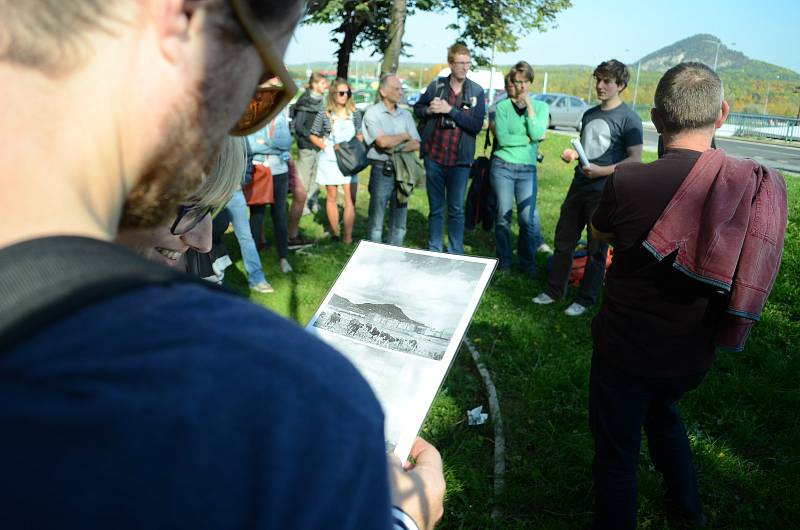 V sobotu 30. září se v Mostě konal druhý ročník Dne architektury. Zahrnoval komentovanou procházku po třídě Budovatelů a doprovodné přednášky v The Most café pod radnicí.