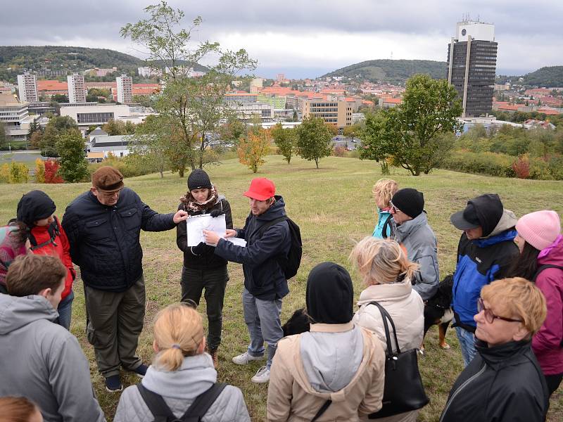 Procházka městskými parky při Dni architektury v Mostě.